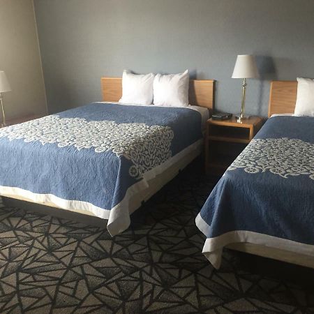 Tomahawk Motor Lodge Ривертон Экстерьер фото