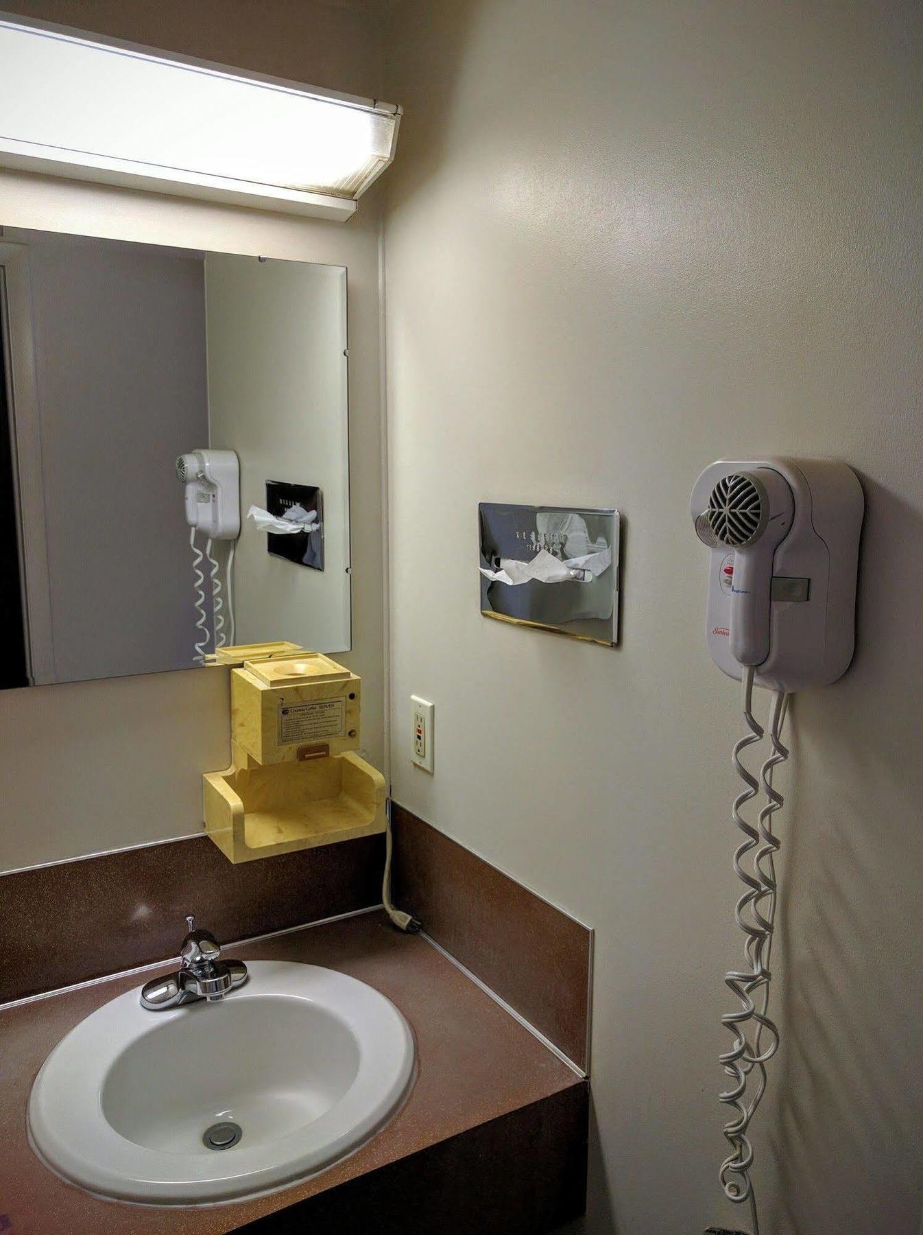 Tomahawk Motor Lodge Ривертон Экстерьер фото