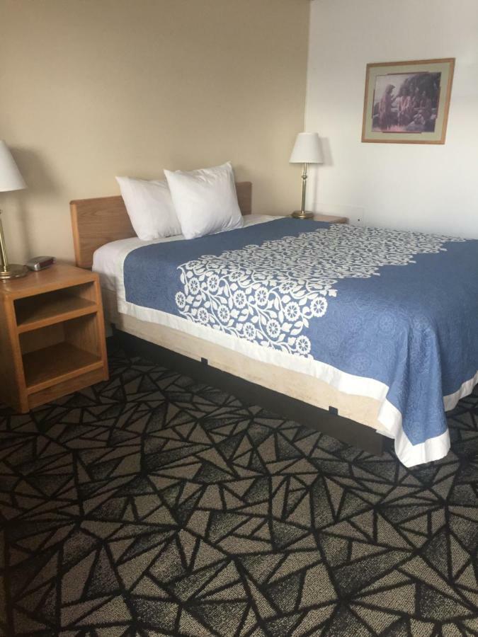 Tomahawk Motor Lodge Ривертон Экстерьер фото